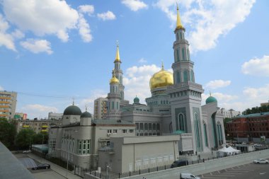 Moskova, Rusya - 13 Mayıs 2018: Yeni inşa edilen katedral büyük, daha küçük Camii Olimpiysky Avenue, Moskova, Rusya sitede inşa edilen cami. En büyük ve en yüksek Europe Müslüman Camii.