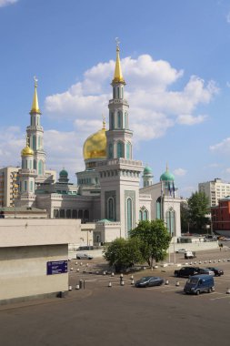 Moskova, Rusya - 13 Mayıs 2018: Yeni inşa edilen katedral büyük, daha küçük Camii Olimpiysky Avenue, Moskova, Rusya sitede inşa edilen cami. En büyük ve en yüksek Europe Müslüman Camii.