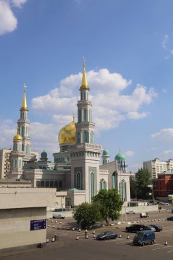 Moskova, Rusya - 13 Mayıs 2018: Yeni inşa edilen katedral büyük, daha küçük Camii Olimpiysky Avenue, Moskova, Rusya sitede inşa edilen cami. En büyük ve en yüksek Europe Müslüman Camii.