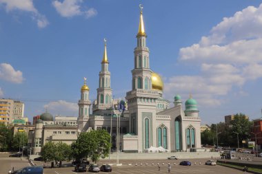 Moskova, Rusya - 13 Mayıs 2018: Yeni inşa edilen katedral büyük, daha küçük Camii Olimpiysky Avenue, Moskova, Rusya sitede inşa edilen cami. En büyük ve en yüksek Europe Müslüman Camii.