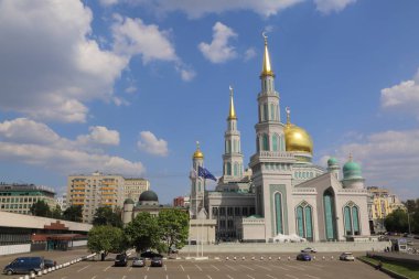Moskova, Rusya - 13 Mayıs 2018: Yeni inşa edilen katedral büyük, daha küçük Camii Olimpiysky Avenue, Moskova, Rusya sitede inşa edilen cami. En büyük ve en yüksek Europe Müslüman Camii.