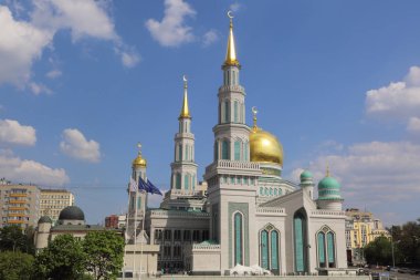 Moskova, Rusya - 13 Mayıs 2018: Yeni inşa edilen katedral büyük, daha küçük Camii Olimpiysky Avenue, Moskova, Rusya sitede inşa edilen cami. En büyük ve en yüksek Europe Müslüman Camii.