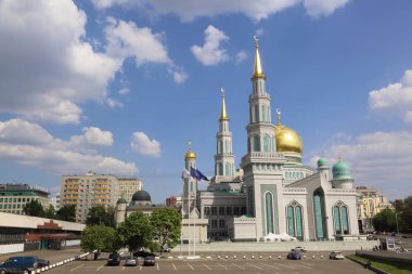 Moskova, Rusya - 13 Mayıs 2018: Yeni inşa edilen katedral büyük, daha küçük Camii Olimpiysky Avenue, Moskova, Rusya sitede inşa edilen cami. En büyük ve en yüksek Europe Müslüman Camii.