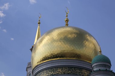 Moskova, Rusya - 13 Mayıs 2018: Yeni inşa edilen katedral büyük, daha küçük Camii Olimpiysky Avenue, Moskova, Rusya sitede inşa edilen cami. En büyük ve en yüksek Europe Müslüman Camii.