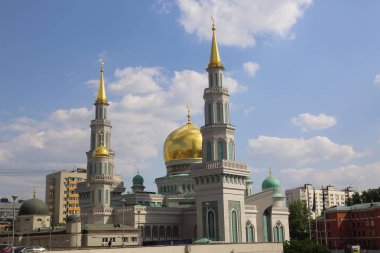 Moskova, Rusya - 13 Mayıs 2018: Yeni inşa edilen katedral büyük, daha küçük Camii Olimpiysky Avenue, Moskova, Rusya sitede inşa edilen cami. En büyük ve en yüksek Europe Müslüman Camii.