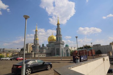 Moskova, Rusya - 13 Mayıs 2018: Yeni inşa edilen katedral büyük, daha küçük Camii Olimpiysky Avenue, Moskova, Rusya sitede inşa edilen cami. En büyük ve en yüksek Europe Müslüman Camii.