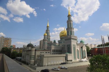 Moskova, Rusya - 13 Mayıs 2018: Yeni inşa edilen katedral büyük, daha küçük Camii Olimpiysky Avenue, Moskova, Rusya sitede inşa edilen cami. En büyük ve en yüksek Europe Müslüman Camii.