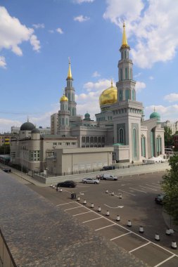 Moskova, Rusya - 13 Mayıs 2018: Yeni inşa edilen katedral büyük, daha küçük Camii Olimpiysky Avenue, Moskova, Rusya sitede inşa edilen cami. En büyük ve en yüksek Europe Müslüman Camii.