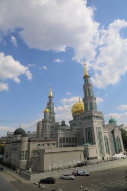 Moskova, Rusya - 13 Mayıs 2018: Yeni inşa edilen katedral büyük, daha küçük Camii Olimpiysky Avenue, Moskova, Rusya sitede inşa edilen cami. En büyük ve en yüksek Europe Müslüman Camii.