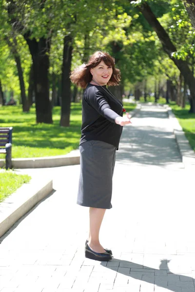 Modelo Encantador Bonito Parque Primavera Moscou Federação Russa — Fotografia de Stock