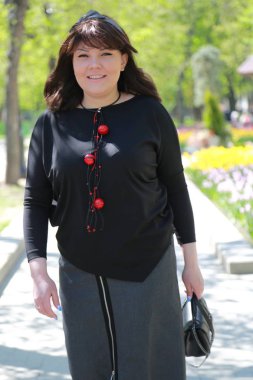 Güzel çekici model bahar parkta Moscow, Rusya Federasyonu.