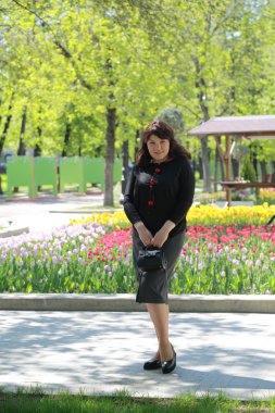 Güzel çekici model bahar parkta Moscow, Rusya Federasyonu.