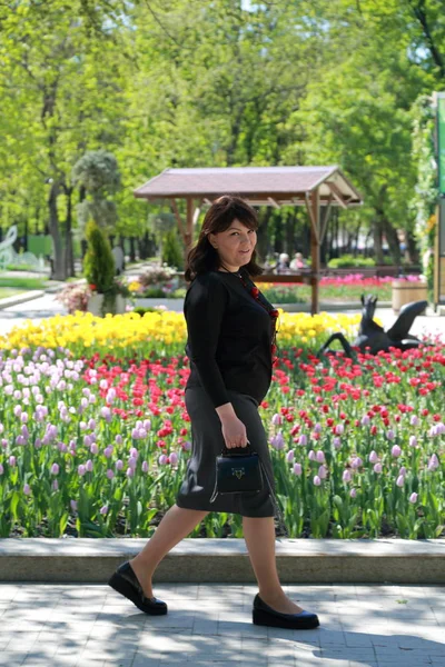 Güzel Çekici Model Bahar Parkta Moscow Rusya Federasyonu — Stok fotoğraf