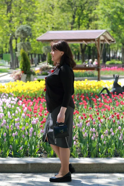 Modelo Encantador Bonito Parque Primavera Moscou Federação Russa — Fotografia de Stock