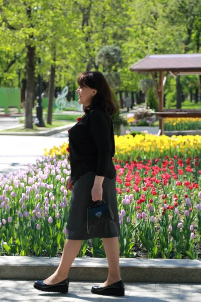 春パークでモスクワ ロシア連邦で美しい魅力的なモデル — ストック写真