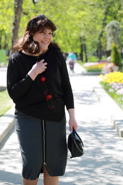 Modelo Encantador Bonito Parque Primavera Moscou Federação Russa — Fotografia de Stock