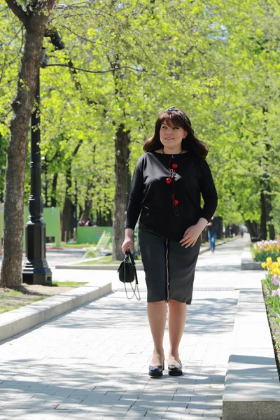 Beau Modèle Charmant Dans Parc Printemps Moscou Fédération Russie — Photo
