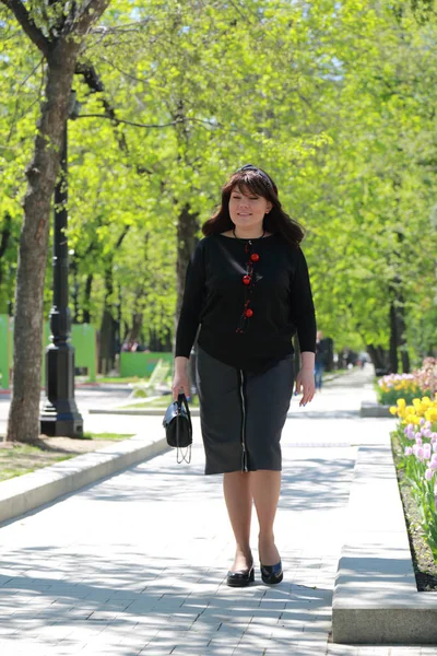 Beau Modèle Charmant Dans Parc Printemps Moscou Fédération Russie — Photo