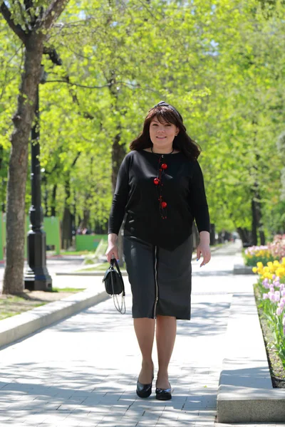 Beau Modèle Charmant Dans Parc Printemps Moscou Fédération Russie — Photo