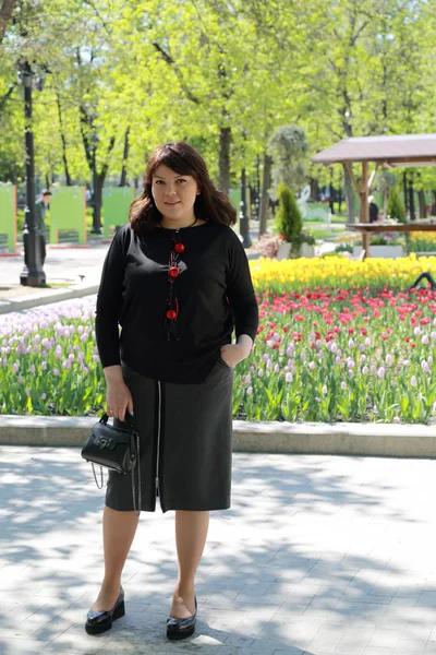 Güzel Çekici Model Bahar Parkta Moscow Rusya Federasyonu — Stok fotoğraf