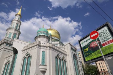 Moskova, Rusya - 13 Mayıs 2018: Yeni inşa edilen katedral büyük, daha küçük Camii Olimpiysky Avenue, Moskova, Rusya sitede inşa edilen cami. En büyük ve en yüksek Europe Müslüman Camii.