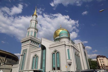 Moskova, Rusya - 13 Mayıs 2018: Yeni inşa edilen katedral büyük, daha küçük Camii Olimpiysky Avenue, Moskova, Rusya sitede inşa edilen cami. En büyük ve en yüksek Europe Müslüman Camii.