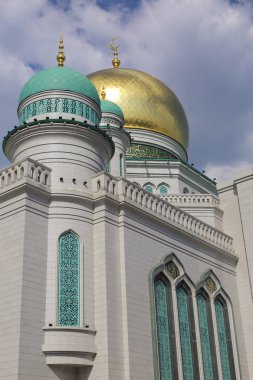 Moskova, Rusya - 13 Mayıs 2018: Yeni inşa edilen katedral büyük, daha küçük Camii Olimpiysky Avenue, Moskova, Rusya sitede inşa edilen cami. En büyük ve en yüksek Europe Müslüman Camii.