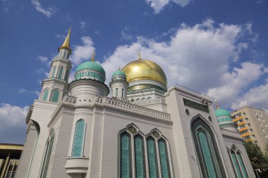 Moskova, Rusya - 13 Mayıs 2018: Yeni inşa edilen katedral büyük, daha küçük Camii Olimpiysky Avenue, Moskova, Rusya sitede inşa edilen cami. En büyük ve en yüksek Europe Müslüman Camii.