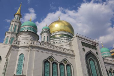 Moskova, Rusya - 13 Mayıs 2018: Yeni inşa edilen katedral büyük, daha küçük Camii Olimpiysky Avenue, Moskova, Rusya sitede inşa edilen cami. En büyük ve en yüksek Europe Müslüman Camii.