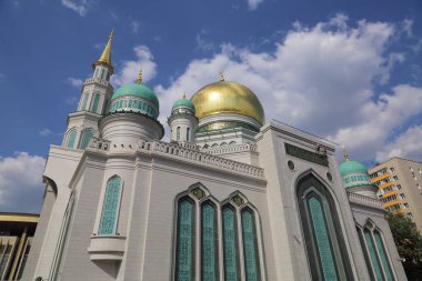 Moskova, Rusya - 13 Mayıs 2018: Yeni inşa edilen katedral büyük, daha küçük Camii Olimpiysky Avenue, Moskova, Rusya sitede inşa edilen cami. En büyük ve en yüksek Europe Müslüman Camii.