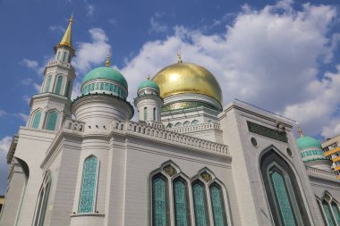 Moskova, Rusya - 13 Mayıs 2018: Yeni inşa edilen katedral büyük, daha küçük Camii Olimpiysky Avenue, Moskova, Rusya sitede inşa edilen cami. En büyük ve en yüksek Europe Müslüman Camii.