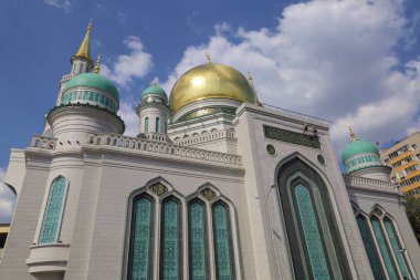 Moskova, Rusya - 13 Mayıs 2018: Yeni inşa edilen katedral büyük, daha küçük Camii Olimpiysky Avenue, Moskova, Rusya sitede inşa edilen cami. En büyük ve en yüksek Europe Müslüman Camii.