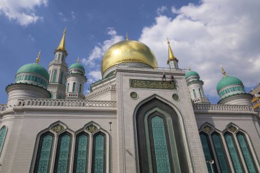 Moskova, Rusya - 13 Mayıs 2018: Yeni inşa edilen katedral büyük, daha küçük Camii Olimpiysky Avenue, Moskova, Rusya sitede inşa edilen cami. En büyük ve en yüksek Europe Müslüman Camii.