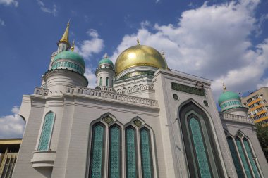 Moskova, Rusya - 13 Mayıs 2018: Yeni inşa edilen katedral büyük, daha küçük Camii Olimpiysky Avenue, Moskova, Rusya sitede inşa edilen cami. En büyük ve en yüksek Europe Müslüman Camii.
