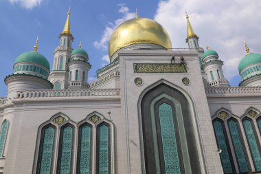 Moskova, Rusya - 13 Mayıs 2018: Yeni inşa edilen katedral büyük, daha küçük Camii Olimpiysky Avenue, Moskova, Rusya sitede inşa edilen cami. En büyük ve en yüksek Europe Müslüman Camii.