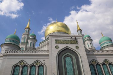 Moskova, Rusya - 13 Mayıs 2018: Yeni inşa edilen katedral büyük, daha küçük Camii Olimpiysky Avenue, Moskova, Rusya sitede inşa edilen cami. En büyük ve en yüksek Europe Müslüman Camii.