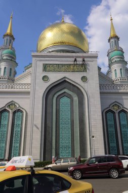 Moskova, Rusya - 13 Mayıs 2018: Yeni inşa edilen katedral büyük, daha küçük Camii Olimpiysky Avenue, Moskova, Rusya sitede inşa edilen cami. En büyük ve en yüksek Europe Müslüman Camii.