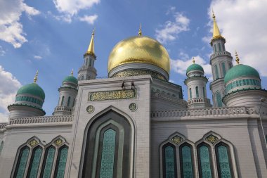 Moskova, Rusya - 13 Mayıs 2018: Yeni inşa edilen katedral büyük, daha küçük Camii Olimpiysky Avenue, Moskova, Rusya sitede inşa edilen cami. En büyük ve en yüksek Europe Müslüman Camii.