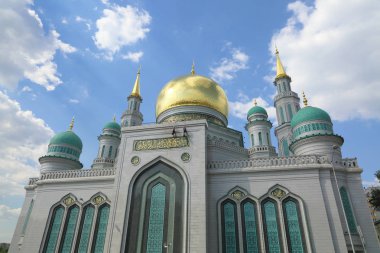 Moskova, Rusya - 13 Mayıs 2018: Yeni inşa edilen katedral büyük, daha küçük Camii Olimpiysky Avenue, Moskova, Rusya sitede inşa edilen cami. En büyük ve en yüksek Europe Müslüman Camii.