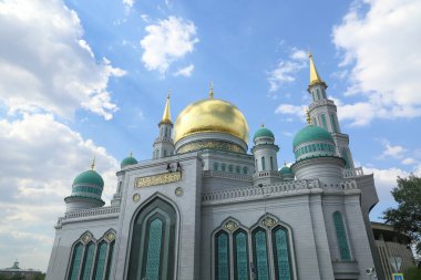 Moskova, Rusya - 13 Mayıs 2018: Yeni inşa edilen katedral büyük, daha küçük Camii Olimpiysky Avenue, Moskova, Rusya sitede inşa edilen cami. En büyük ve en yüksek Europe Müslüman Camii.