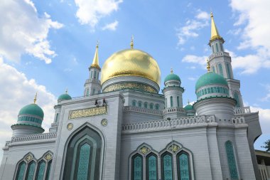 Moskova, Rusya - 13 Mayıs 2018: Yeni inşa edilen katedral büyük, daha küçük Camii Olimpiysky Avenue, Moskova, Rusya sitede inşa edilen cami. En büyük ve en yüksek Europe Müslüman Camii.