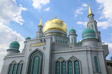 Moskova, Rusya - 13 Mayıs 2018: Yeni inşa edilen katedral büyük, daha küçük Camii Olimpiysky Avenue, Moskova, Rusya sitede inşa edilen cami. En büyük ve en yüksek Europe Müslüman Camii.
