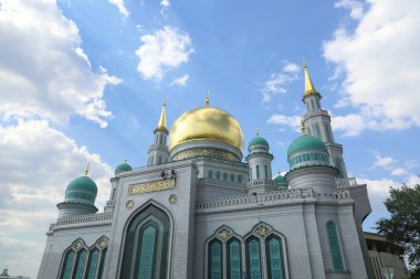 Moskova, Rusya - 13 Mayıs 2018: Yeni inşa edilen katedral büyük, daha küçük Camii Olimpiysky Avenue, Moskova, Rusya sitede inşa edilen cami. En büyük ve en yüksek Europe Müslüman Camii.