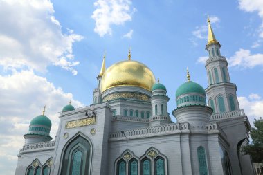 Moskova, Rusya - 13 Mayıs 2018: Yeni inşa edilen katedral büyük, daha küçük Camii Olimpiysky Avenue, Moskova, Rusya sitede inşa edilen cami. En büyük ve en yüksek Europe Müslüman Camii.