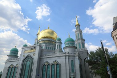 Moskova, Rusya - 13 Mayıs 2018: Yeni inşa edilen katedral büyük, daha küçük Camii Olimpiysky Avenue, Moskova, Rusya sitede inşa edilen cami. En büyük ve en yüksek Europe Müslüman Camii.