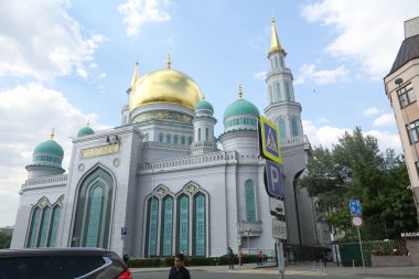 Moskova, Rusya - 13 Mayıs 2018: Yeni inşa edilen katedral büyük, daha küçük Camii Olimpiysky Avenue, Moskova, Rusya sitede inşa edilen cami. En büyük ve en yüksek Europe Müslüman Camii.