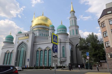 Moskova, Rusya - 13 Mayıs 2018: Yeni inşa edilen katedral büyük, daha küçük Camii Olimpiysky Avenue, Moskova, Rusya sitede inşa edilen cami. En büyük ve en yüksek Europe Müslüman Camii.