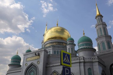 Moskova, Rusya - 13 Mayıs 2018: Yeni inşa edilen katedral büyük, daha küçük Camii Olimpiysky Avenue, Moskova, Rusya sitede inşa edilen cami. En büyük ve en yüksek Europe Müslüman Camii.