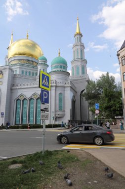 Moskova, Rusya - 13 Mayıs 2018: Yeni inşa edilen katedral büyük, daha küçük Camii Olimpiysky Avenue, Moskova, Rusya sitede inşa edilen cami. En büyük ve en yüksek Europe Müslüman Camii.