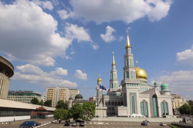 Moskova, Rusya - 13 Mayıs 2018: Yeni inşa edilen katedral büyük, daha küçük Camii Olimpiysky Avenue, Moskova, Rusya sitede inşa edilen cami. En büyük ve en yüksek Europe Müslüman Camii.